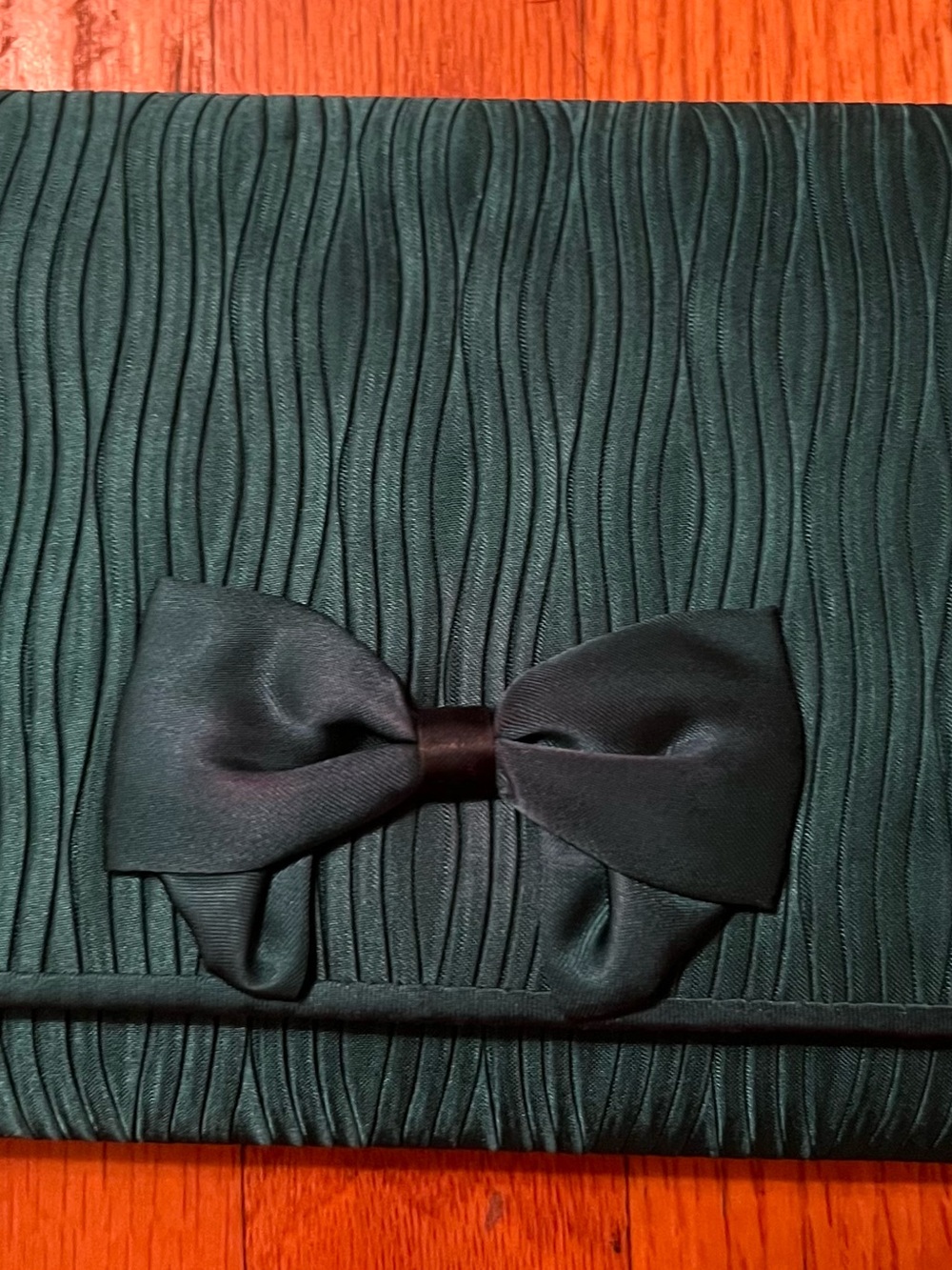 Elegant Emerald Green Bow Pleated Clutch
